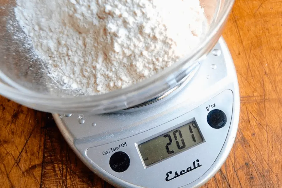 Báscula de mesa pesando una porción de harina