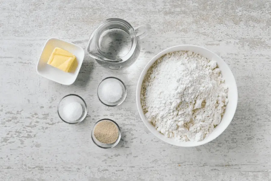 Vista superior de los ingredientes básicos para elaborar el pan