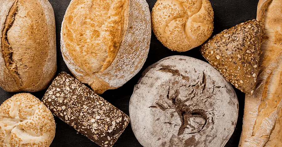 Diferentes tipos de pan sin gluten colocados sobre una mesa
