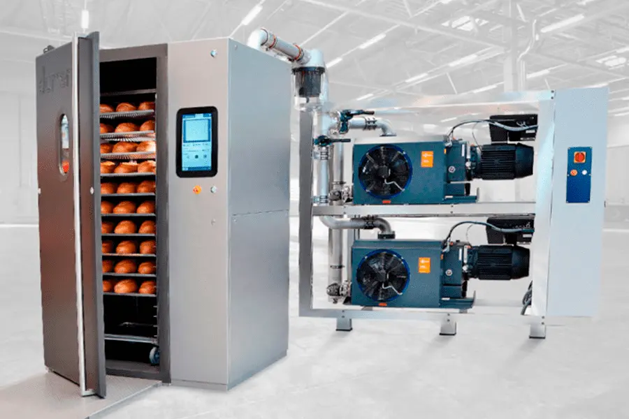 Máquina fermentadora de pan industrial en una fábrica