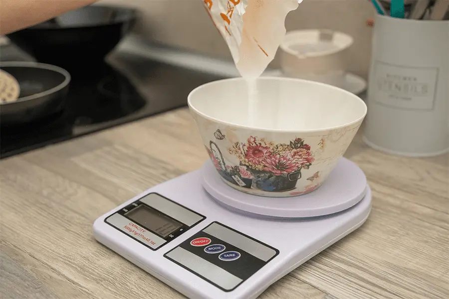 Mesa de cocina con una báscula de cocina digital