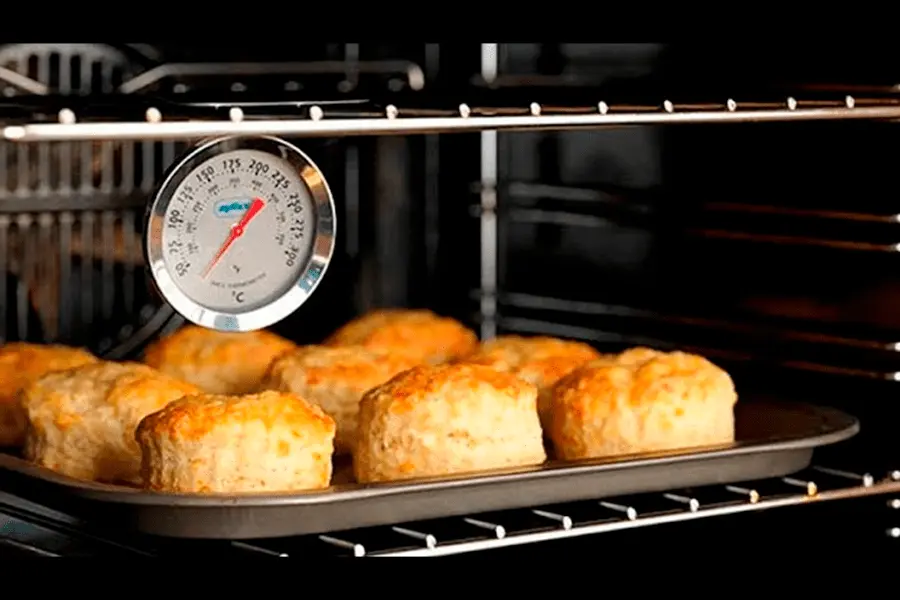 Muestra de primer plano de pan siendo controlado el calor del horno