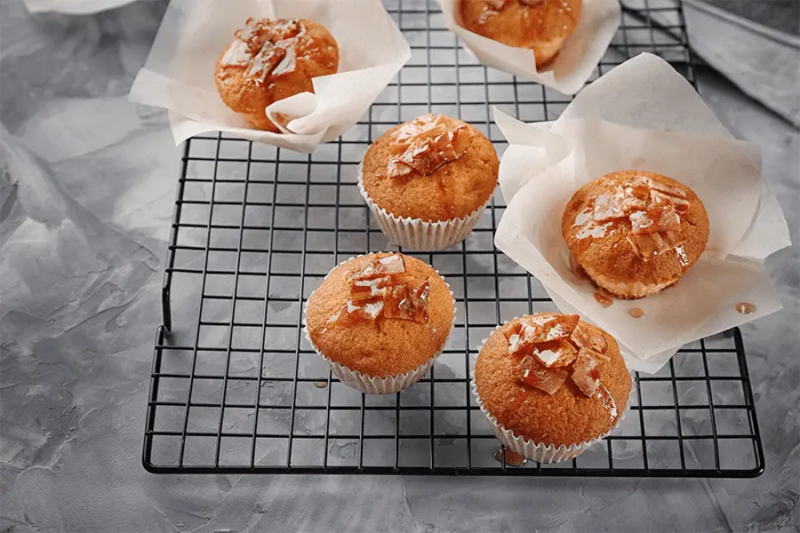 Muffins sobre unas rejillas de enfriamiento en una cocina