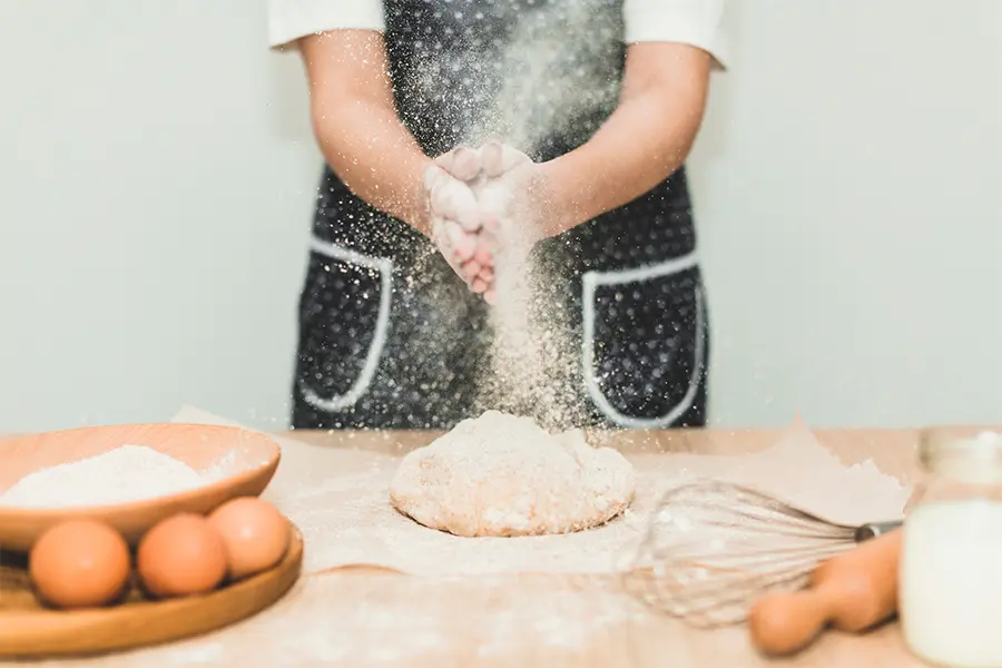 Mujer panadera preparando pan integral