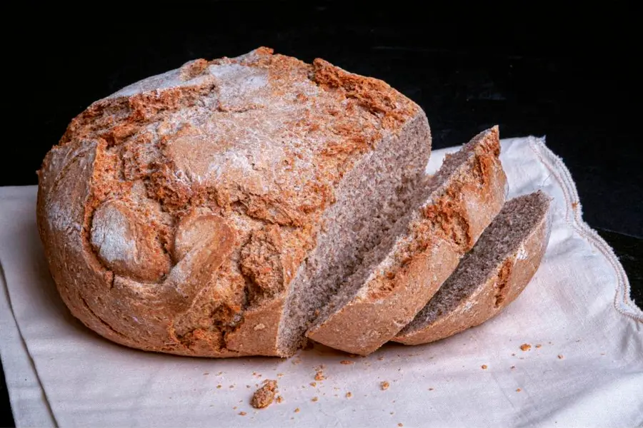 pan de kamut integral siendo cortado en rebanadas