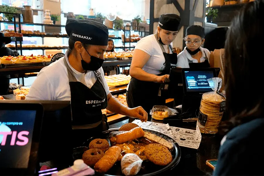 Personal atendiendo a cliente de la esperanza una de las panaderías famosas en México