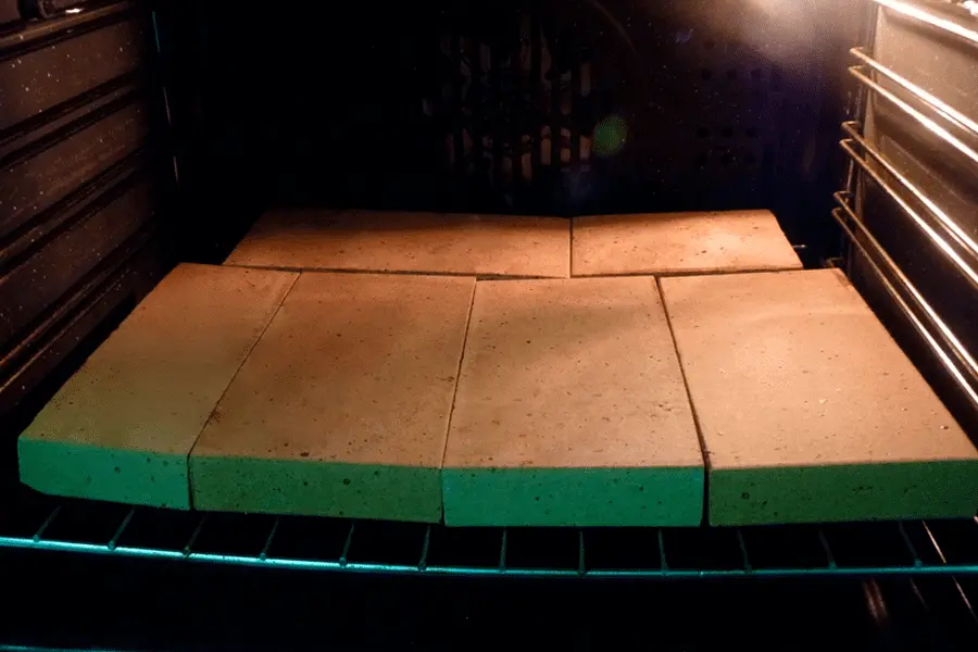 Piedras para hornear colocadas dentro de un horno