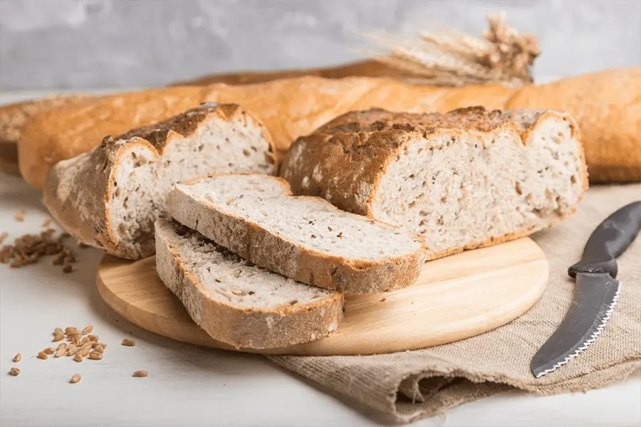 Rebanadas de pan sin gluten colocadas sobre una tabla