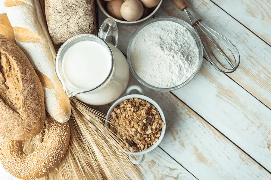 Vista superior de los ingredientes básicos de la panadería