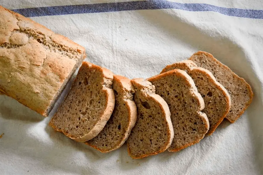 Vista superior de un pan sin gluten cortado en rebanadas sobre una servilleta