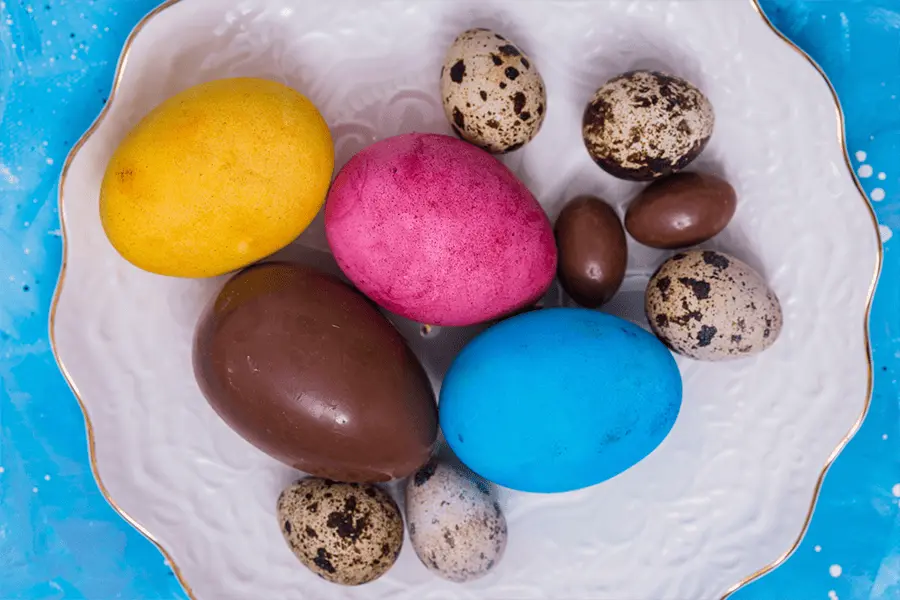 Diferentes huevos de colores