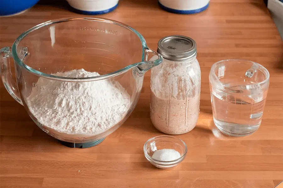 Harina y agua los ingredientes para la masa madre