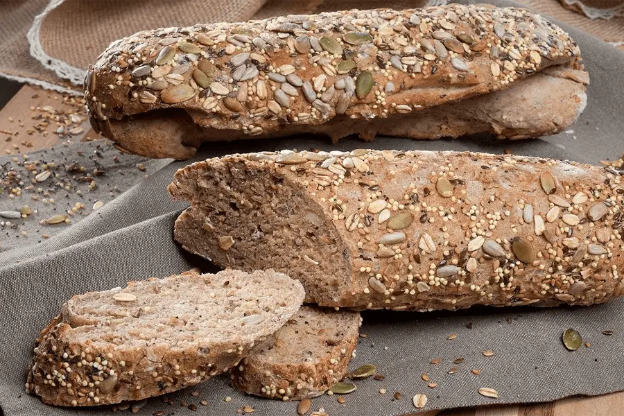 Pan con algunas semillas y especias sobre una servilleta