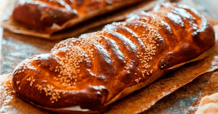 Pan de fiesta servido en una mesa