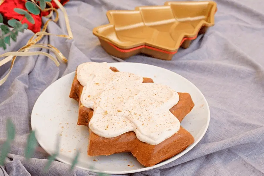 Pan de jengibre en forma de pino de navidad sobre un plato