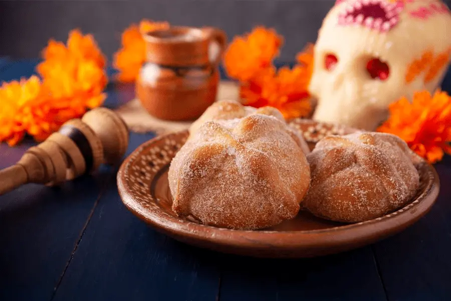 Pan de muerto colocado en una ofrenda