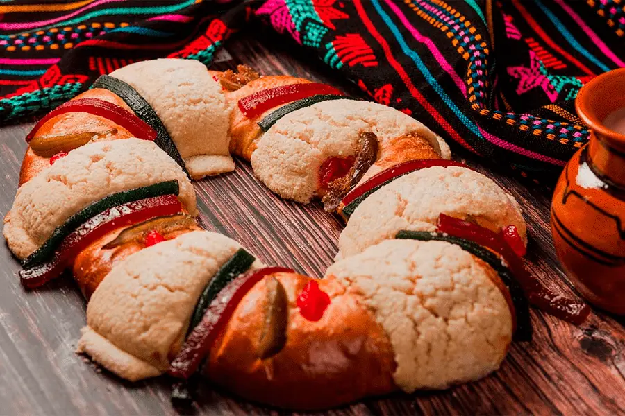 Rosca de reyes sobre una mesa casera