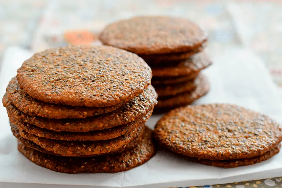 Galletas de chía y nopal apiladas en un plato de porcelana