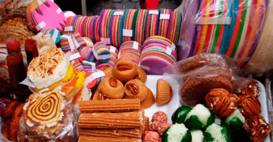 Mesa con diferentes tipos de dulces típicos mexicanos