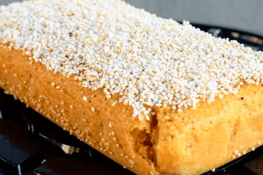 Pan de amaranto con miel colocado en una charola