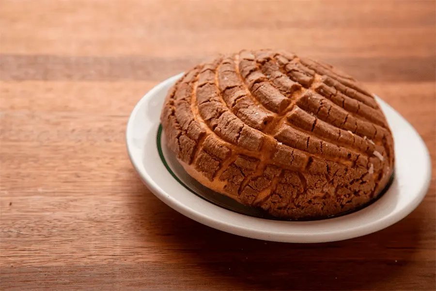 Pan de cacao servido en un plato de porcelana