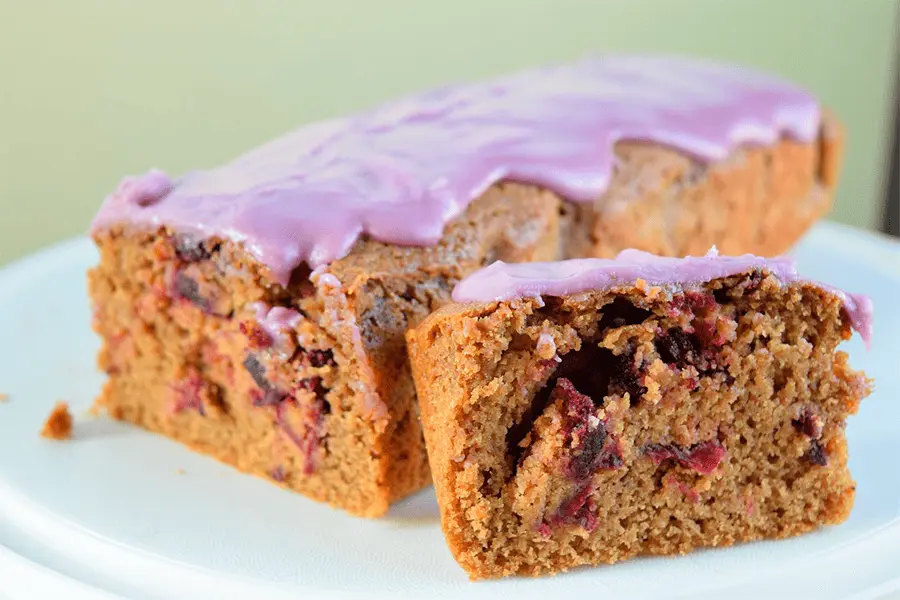 Pan de jamaica servida en un plato en una mesa de cocina