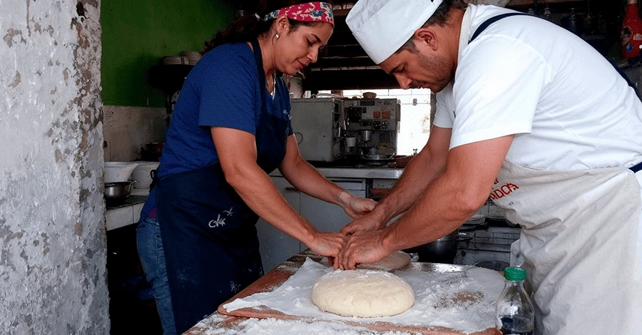 Par de panaderos horneando panes para el día de la candelaria en México en una panadería casera